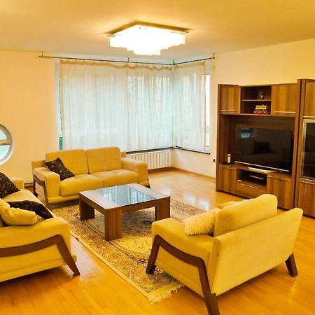 City Center Grand Apartment - Three-Bedroom, Free Parking ซาราเยโว ภายนอก รูปภาพ