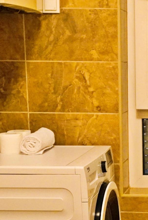 City Center Grand Apartment - Three-Bedroom, Free Parking ซาราเยโว ภายนอก รูปภาพ