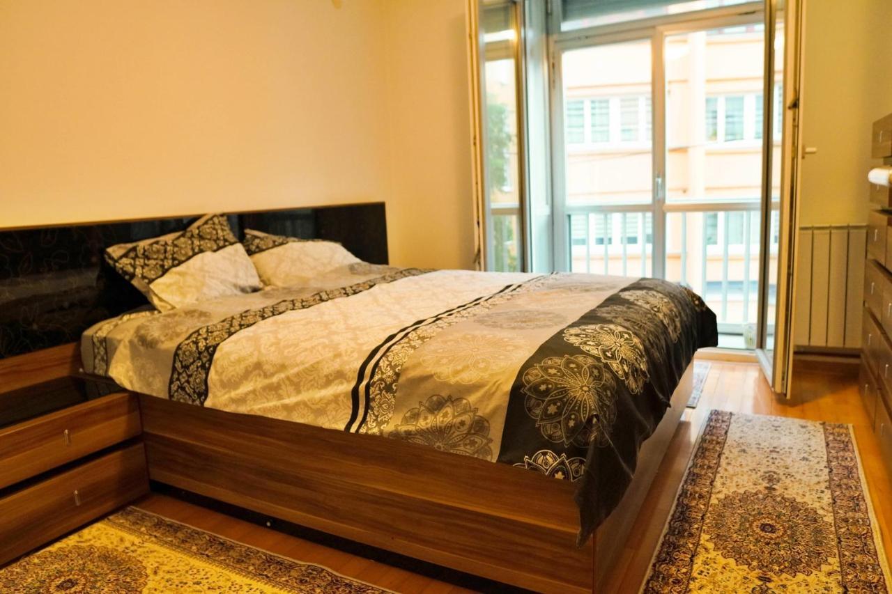 City Center Grand Apartment - Three-Bedroom, Free Parking ซาราเยโว ภายนอก รูปภาพ
