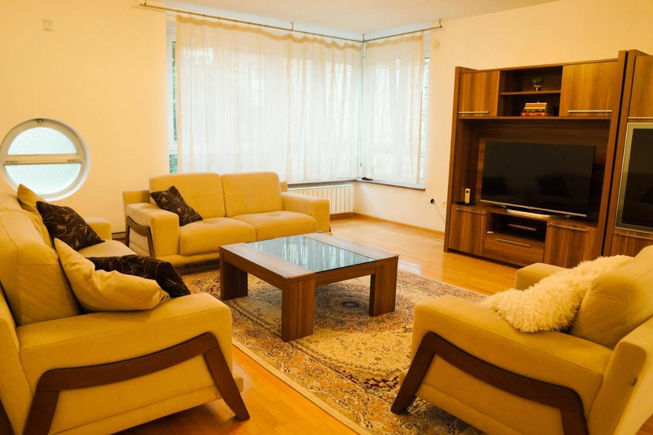 City Center Grand Apartment - Three-Bedroom, Free Parking ซาราเยโว ภายนอก รูปภาพ
