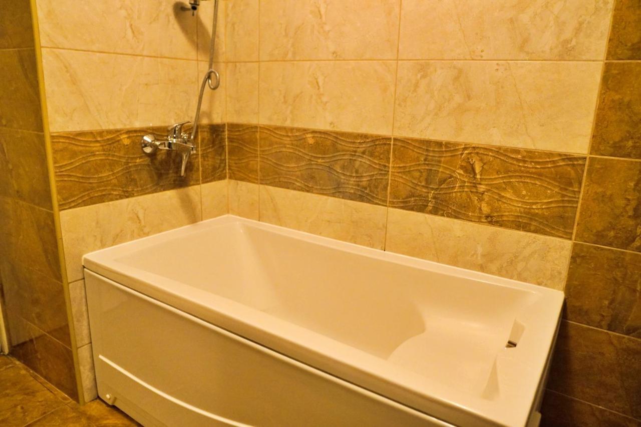 City Center Grand Apartment - Three-Bedroom, Free Parking ซาราเยโว ภายนอก รูปภาพ