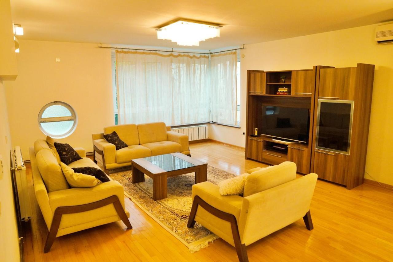 City Center Grand Apartment - Three-Bedroom, Free Parking ซาราเยโว ภายนอก รูปภาพ