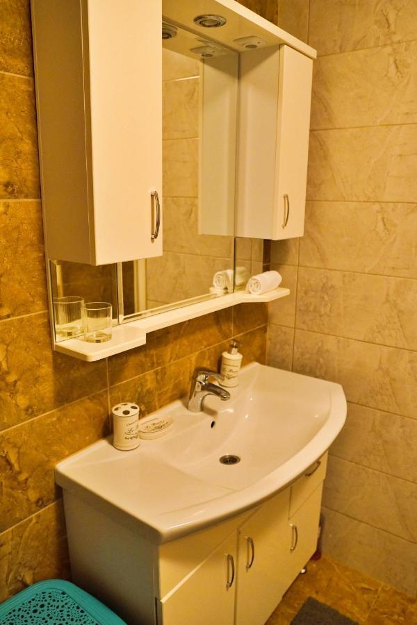 City Center Grand Apartment - Three-Bedroom, Free Parking ซาราเยโว ภายนอก รูปภาพ