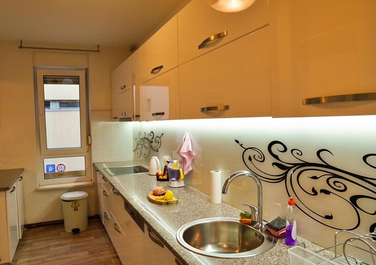 City Center Grand Apartment - Three-Bedroom, Free Parking ซาราเยโว ภายนอก รูปภาพ